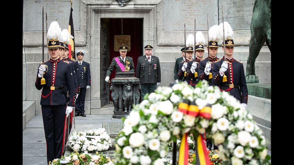 Il re del Belgio Filippo al monumento del Milite ignoto di Bruxelles
