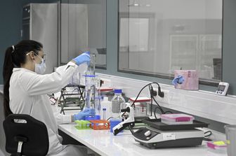 Laboratorio di analisi degli anticorpi monoclonali contro il Covid