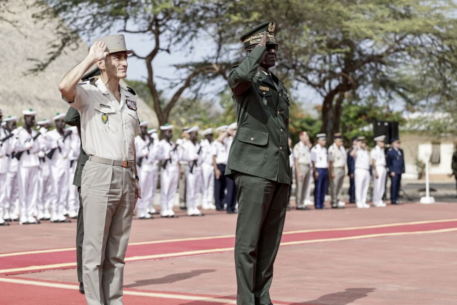 Il capo di Stato Maggiore del Senegal, generale Mbaye Cisse (a destra), e il generale francese Pascal Ianni