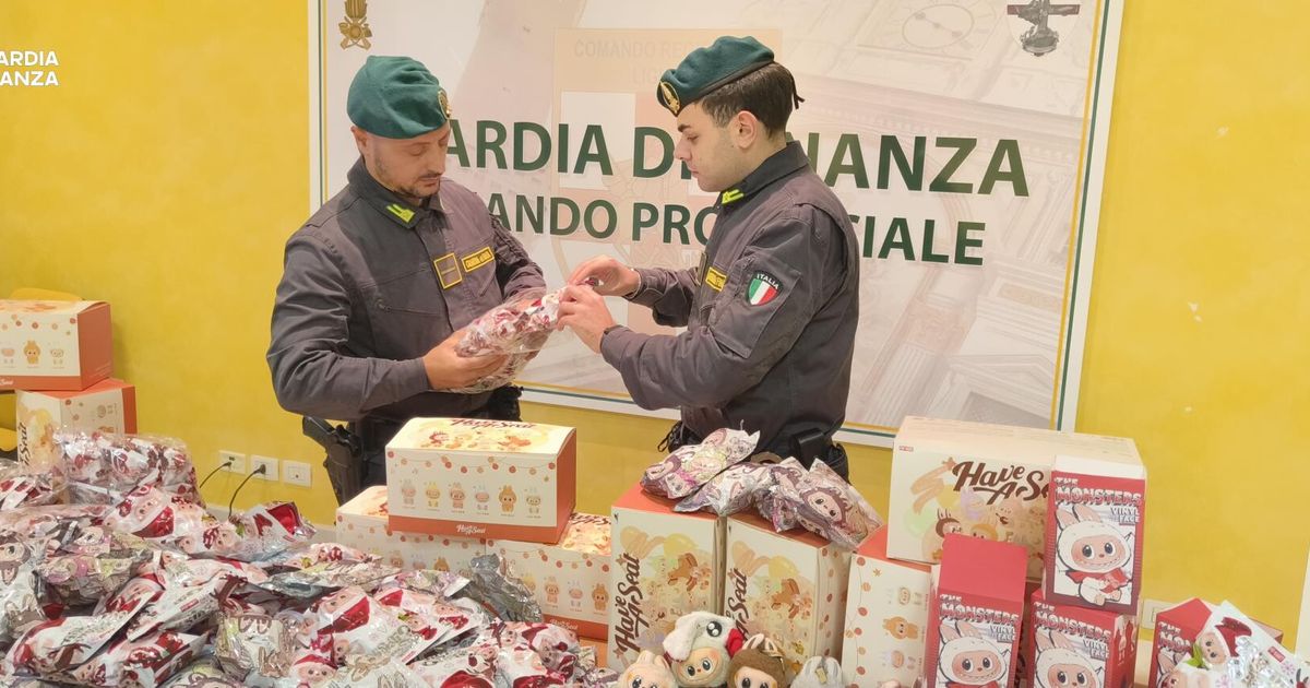 Labubu, cuffiette e cinture: maxi sequestro di merce contraffatta a Genova