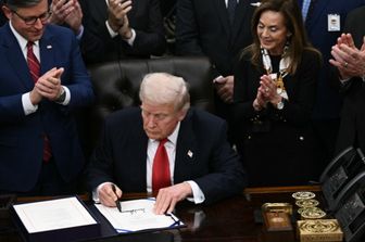 Donald Trump firma il provvedimento che mette fine allo shutdown