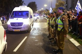 Trasporto di resti umani restituiti da Hamas a Tel Aviv