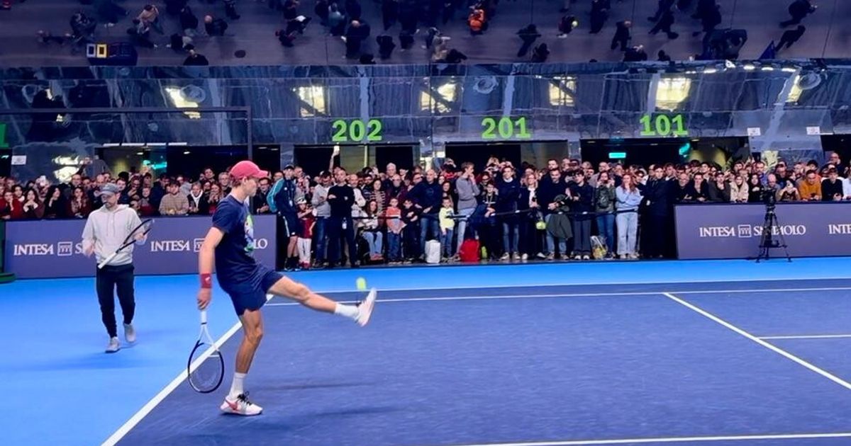 atp finals il palleggio coi piedi di sinner fa impazzire i fan