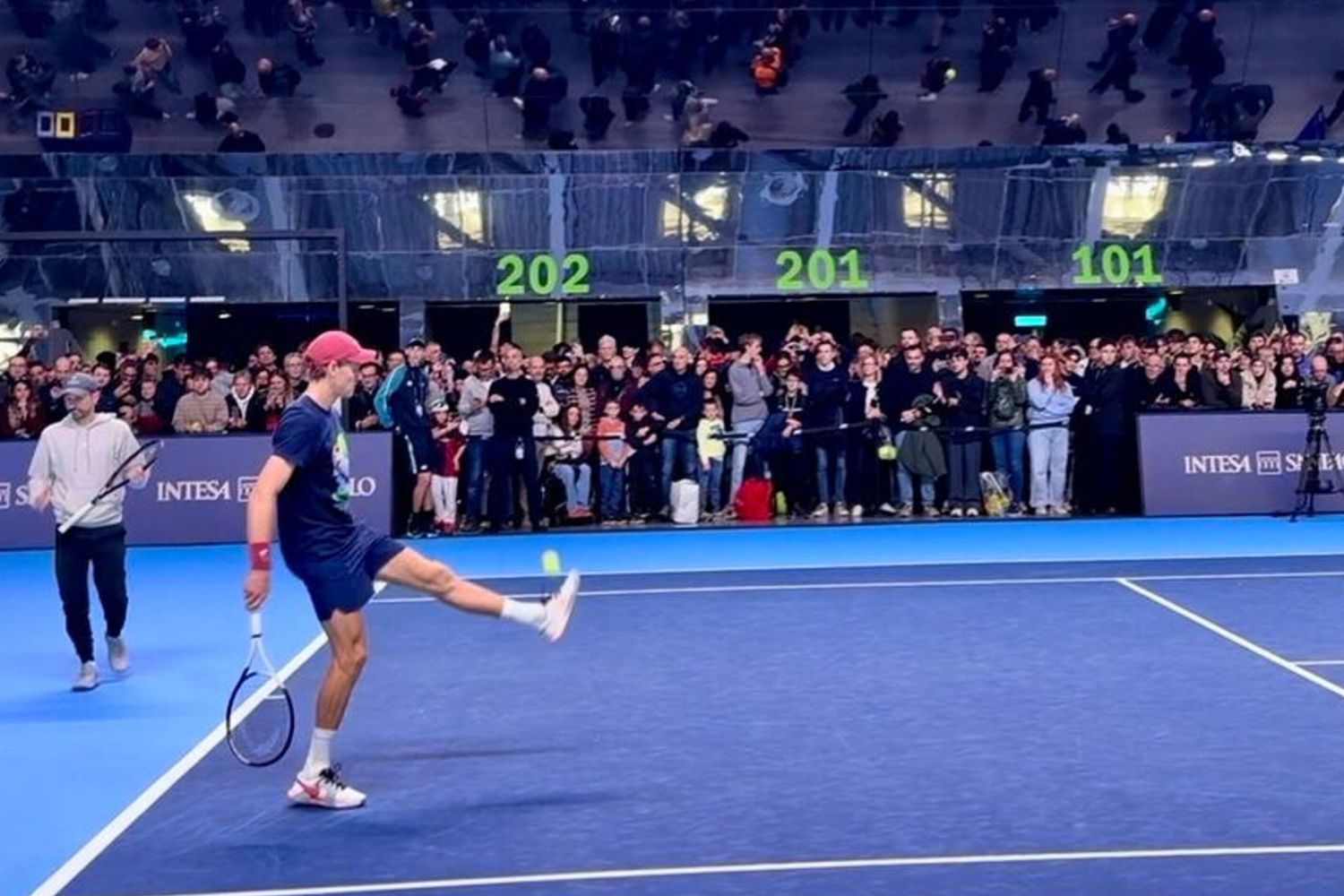 Jannik Sinner si esibisce in un palleggio (di piede)