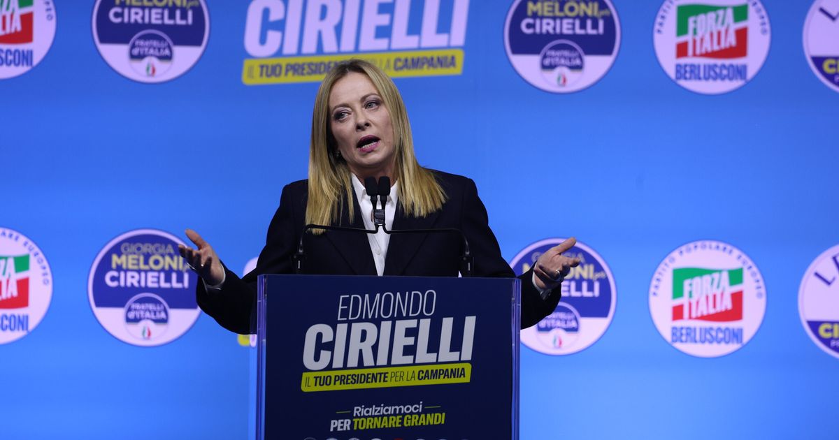 Meloni lancia Cirielli e attacca De Luca e Fico: “Basta fritture di pesce e voltagabbana”