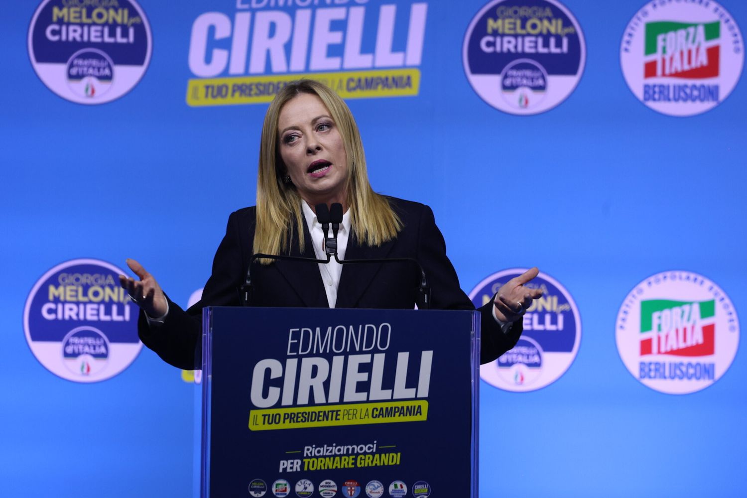 Meloni lancia Cirielli e attacca De Luca e Fico: “Basta fritture di pesce e voltagabbana”