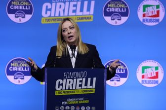 Meloni lancia Cirielli e attacca De Luca e Fico: “Basta fritture di pesce e voltagabbana”