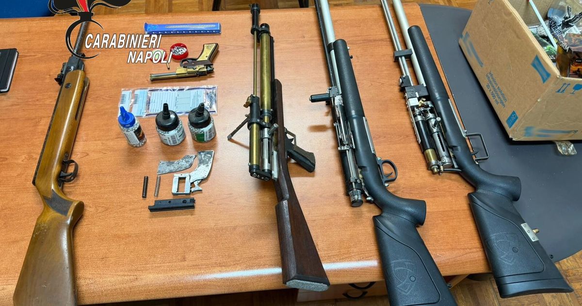 Esce sul tetto della sua casa e spara con il fucile contro le auto in sosta nel Napoletano