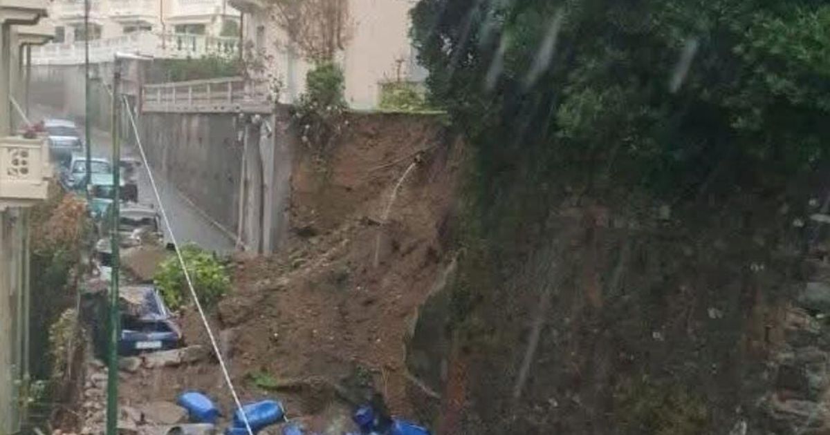 maltempo a genova esonda rio fegino e crolla un muraglione
