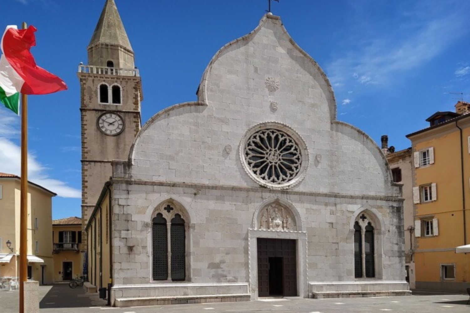 Muggia, folla alla veglia di preghiera per il bambino ucciso dalla madre. C'è anche il papà