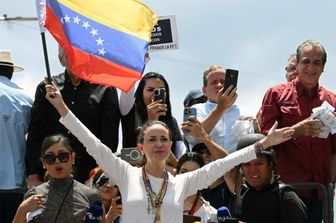 Venezuela, appello di Machado all'esercito: "Deponete le armi"