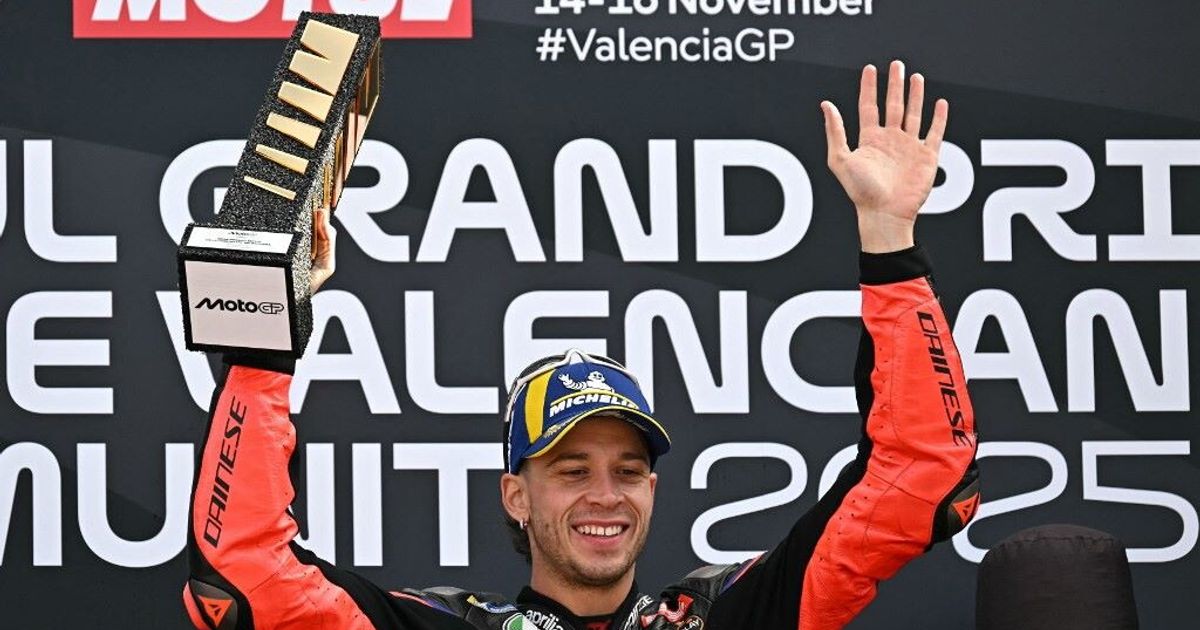 MotoGp, Bezzecchi trionfa a Valencia. Bagnaia subito fuori: "Tutti fanno errori"