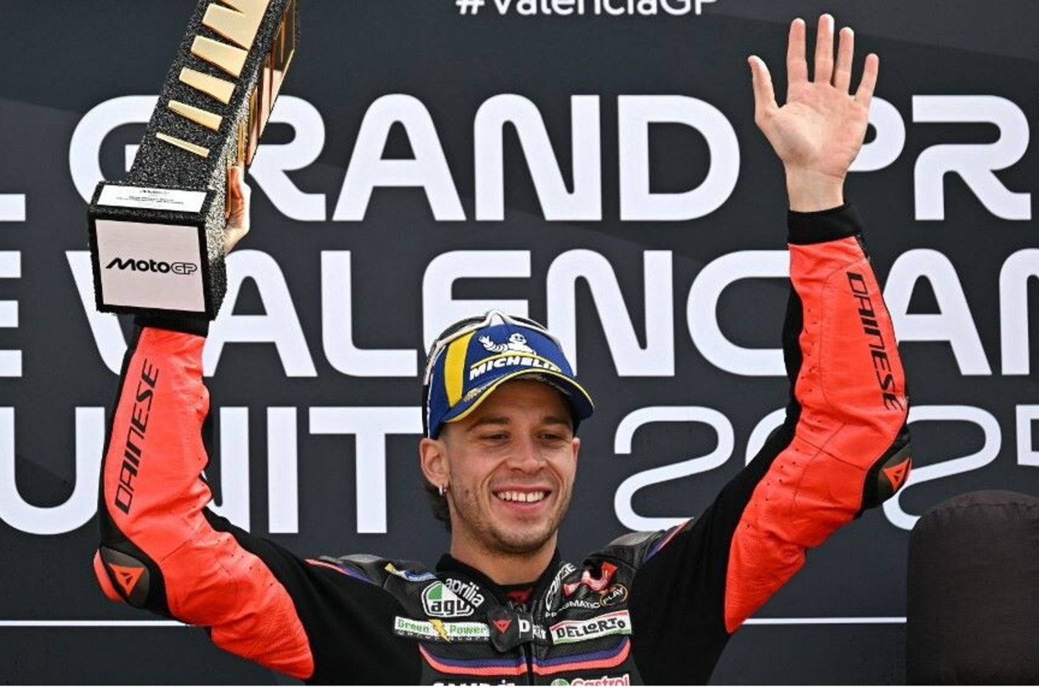 Bezzecchi esulta dopo la vittoria del Gran Premio di Valencia