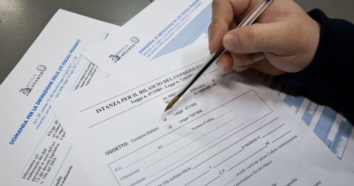 Il condono edilizio scuote la Campania. Scontro sulla proposta di FdI