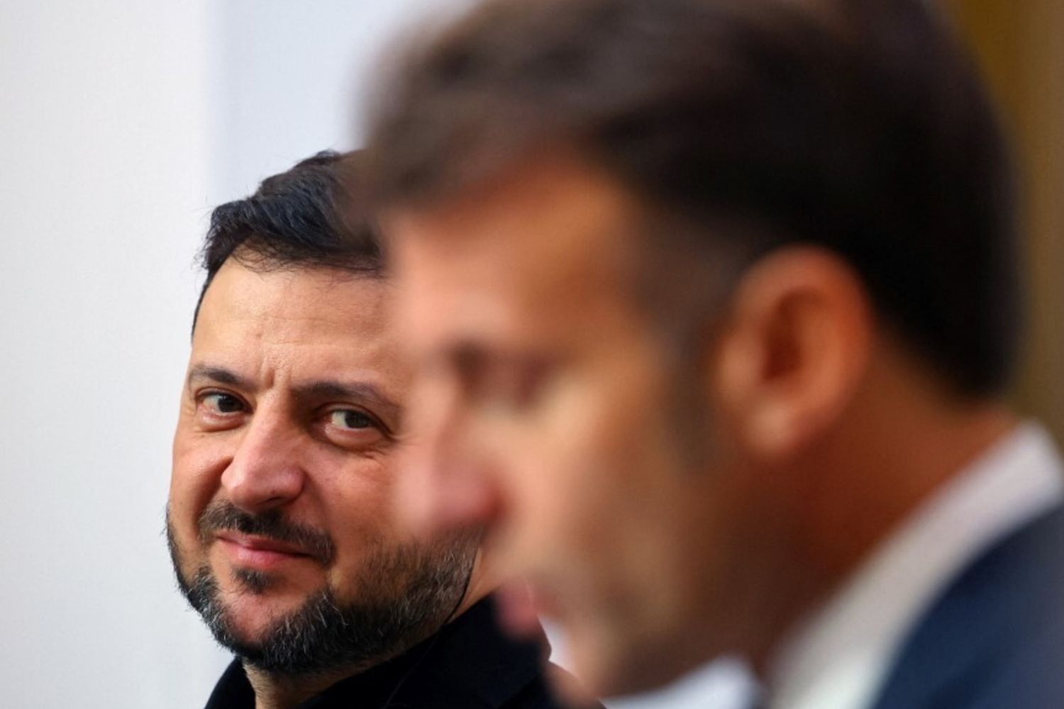 Il presidente francese  Macron e il presidente ucraino Zelensky