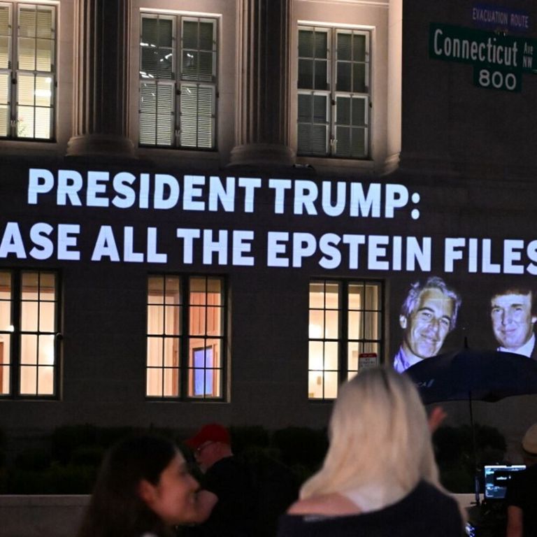 Trump fa dietrofront sui file Epstein: "Niente da nascondere". E spinge per la pubblicazione
