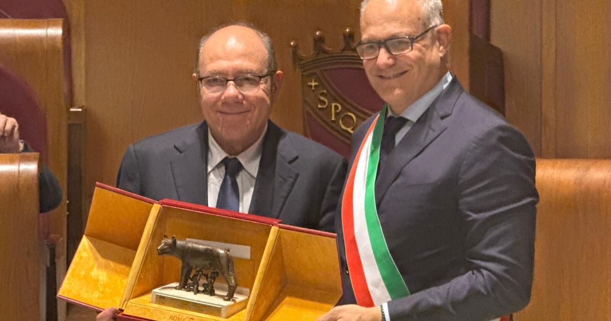 La Lupa Capitolina a Verdone. Gualtieri: "Mi ha dato un bellissimo consiglio"