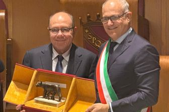 Carlo Verdone con la Lupa Capitolina e il sindaco Roberto Gualtieri