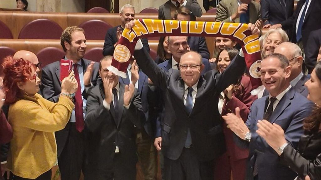 Verdone con la sciarpa della Roma