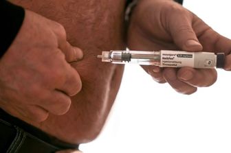 Un uomo assume l'iniezione dimagrante Mounjaro con il principio attivo tirzepatide