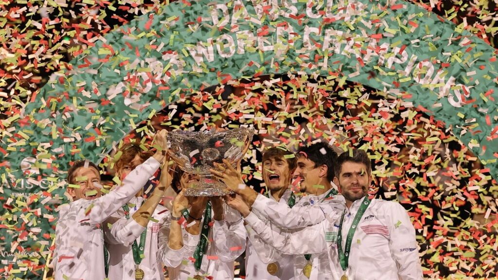 La squadra azzurra festeggia la Coppa Davis