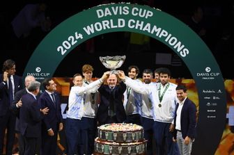 L'Italia festeggia con il trofeo dopo aver vinto le finali della Coppa Davis 2024