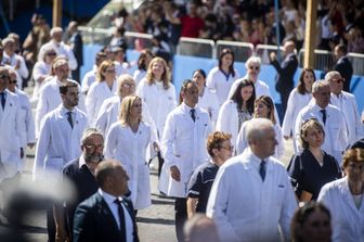 &nbsp;medici e infermieri sfilano su via dei Fori Imperiali&nbsp;