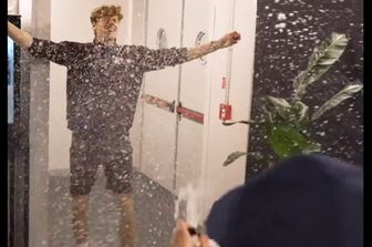 pioggia di spumante Asti su Jannik Sinner