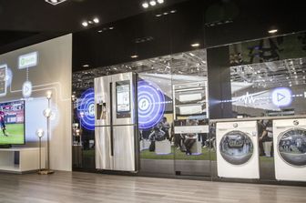 Uno stand dell'Ifa dedicato ai grandi elettrodomestici connessi in rete