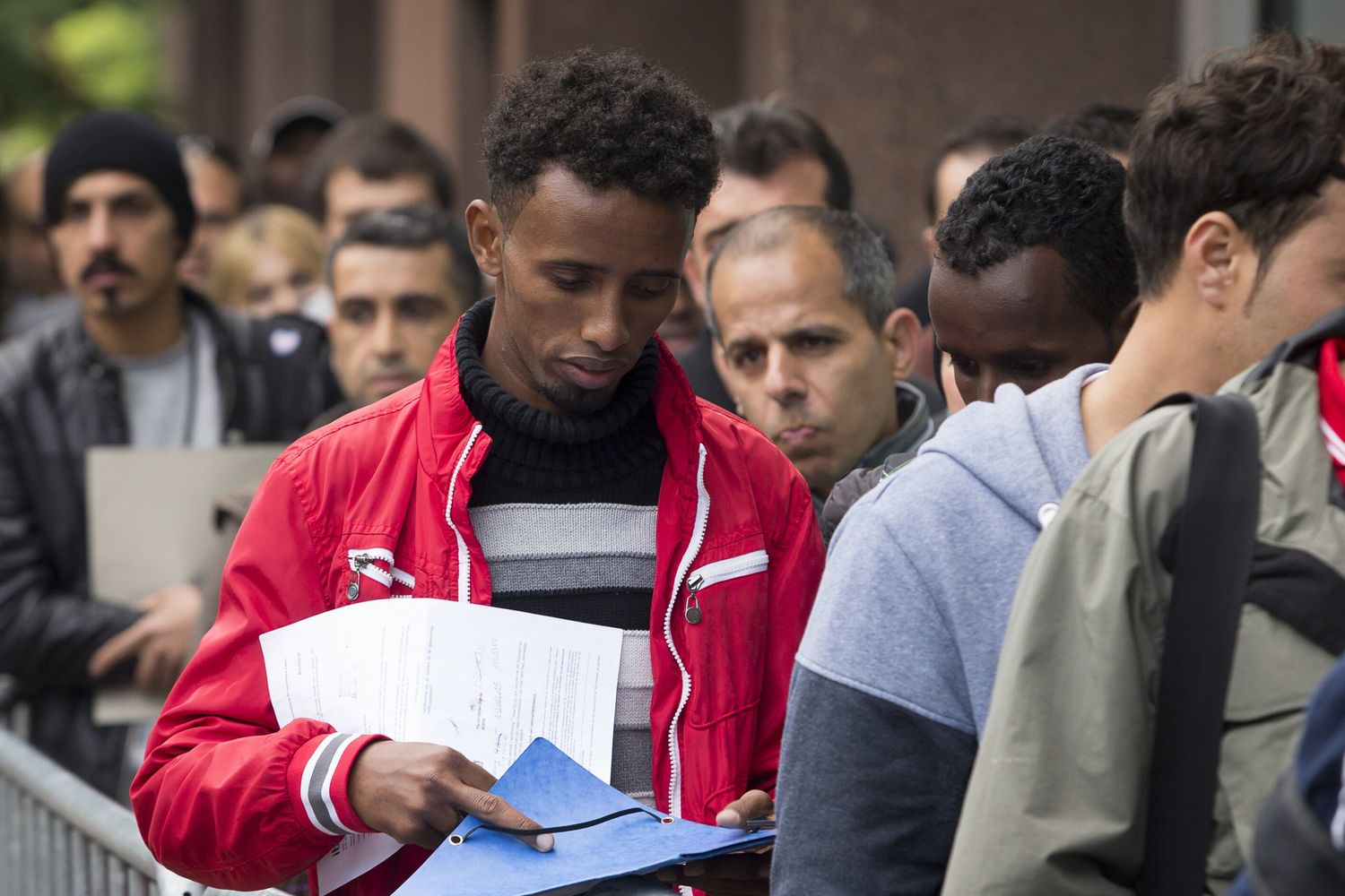 Immigrati richiedenti asilo in fila davanti all'agenzia federale per l'accoglienza (Fedasil)&nbsp;