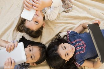 Bambini troppo digitali e troppo presto. Allarme dei pediatri