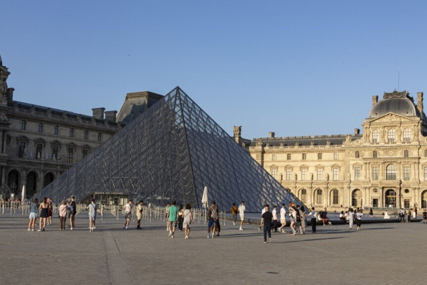 Il Louvre si trasforma in un fortino: installati un posto di polizia e 100 telecamere