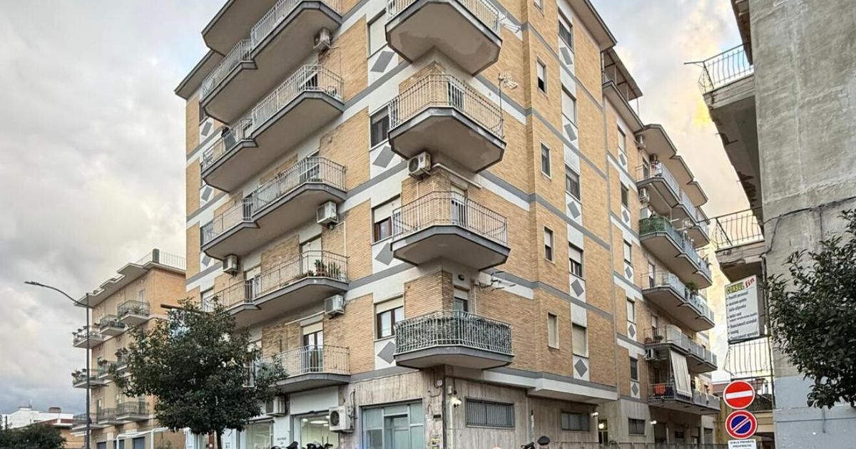 uccide la sorella a coltellate e mostra il cadavere alla madre in videochiamata