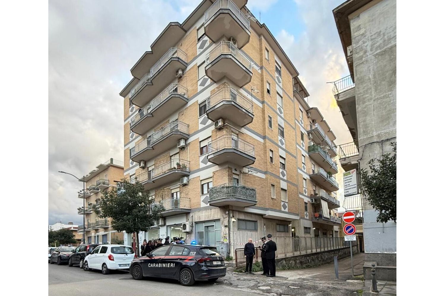 Uccide la sorella e mostra il cadavere alla madre in videochiamata