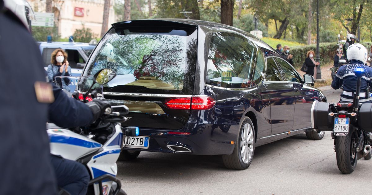 Bara sepolta dopo il funerale, ma il corpo resta in obitorio