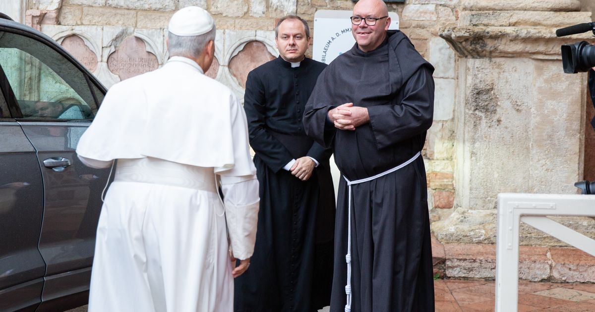 Papa Leone ad Assisi prega sulla tomba di San Francesco