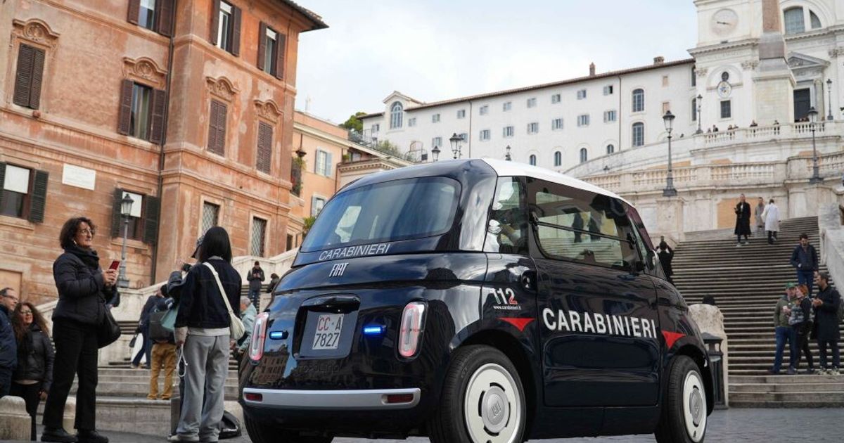 arriva la topolino elettrica dei carabinieri nel centro storico di roma