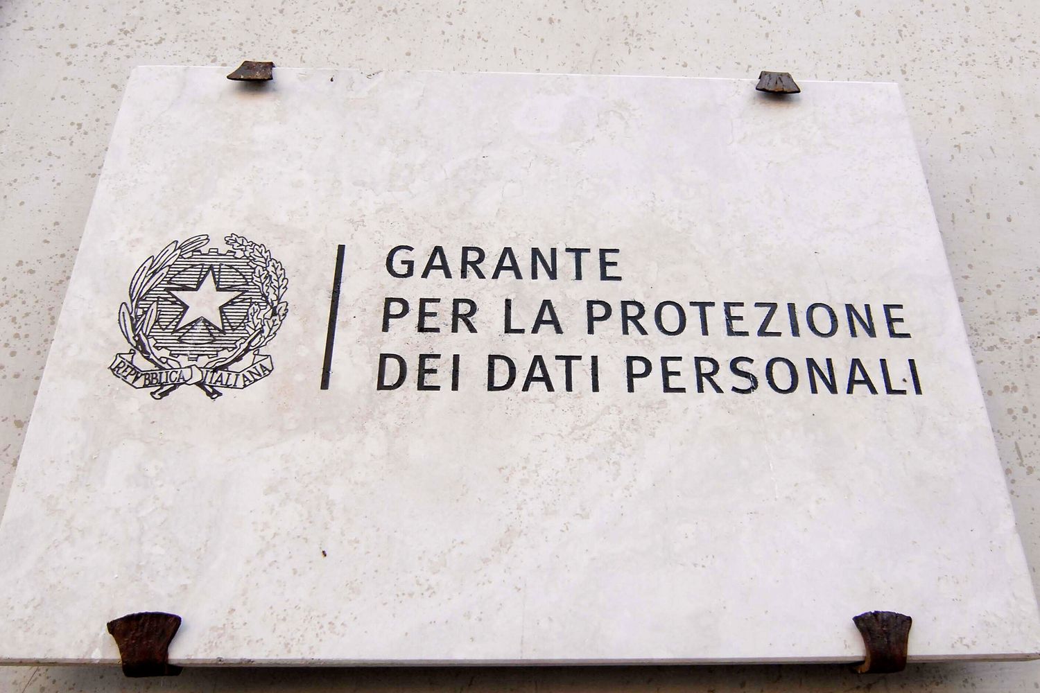 Garante per la Privacy, si dimette il segretario generale Fanizza