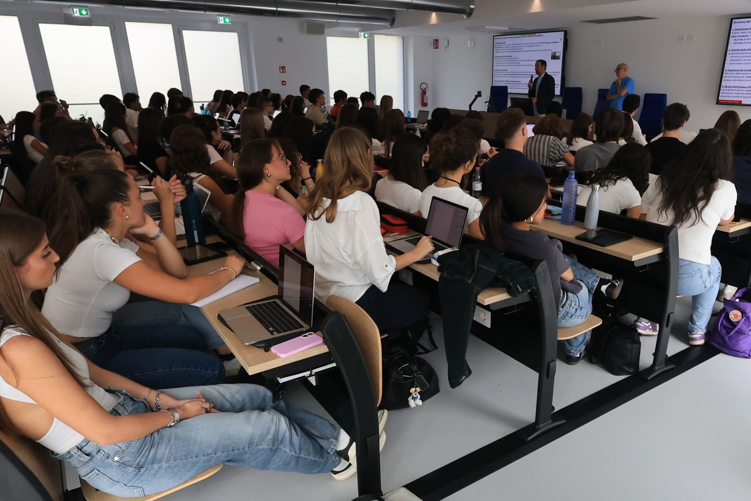 Test medicina, accuse di irregolarità al primo esame. Bernini: "Resta valido.Troveremo i furbetti"