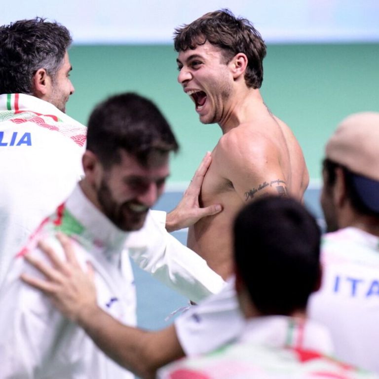 Flavio Cobolli festeggia con i compagni di squadra dopo aver vinto la semifinale di Coppa Davis