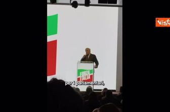 Faccio politica, mica lo "Schiattamuorto", Tajani risponde alle critiche per i salti su palco Napoli