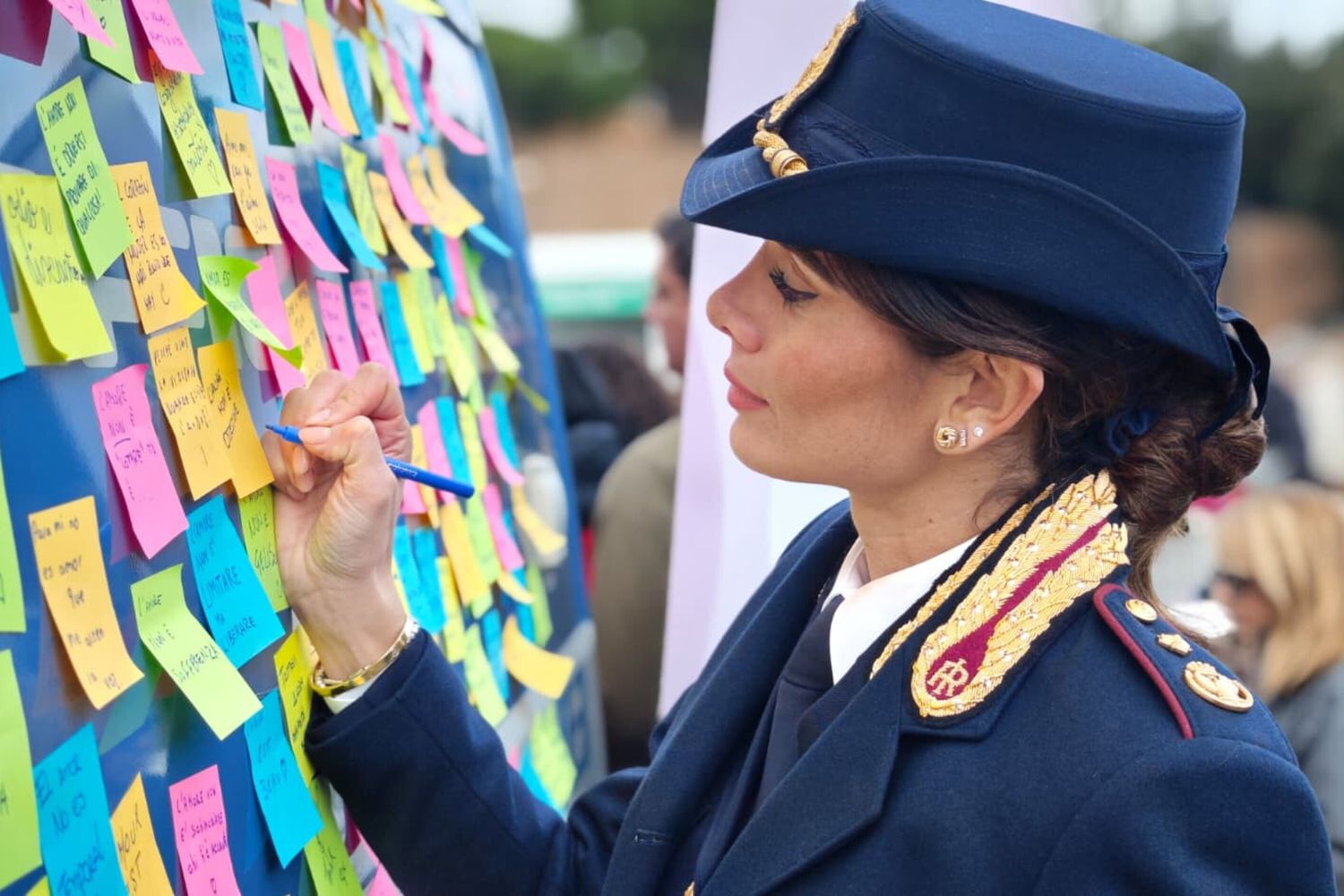 La Polizia in piazza contro la violenza di genere: “Parlare è il primo passo”