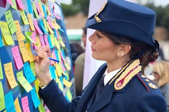 La Polizia in piazza contro la violenza di genere: “Parlare è il primo passo”