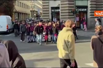 "Non una di meno", lo slogan transfemminista gridato al corto di Roma