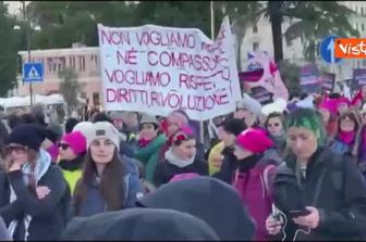 No compassione, sì rivoluzione, i cartelli al corteo transfemminista a Roma