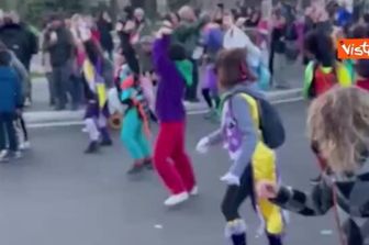 Palloncini e coreografie in abiti colorati, il corteo transfemminista di "Non una di meno" a Roma