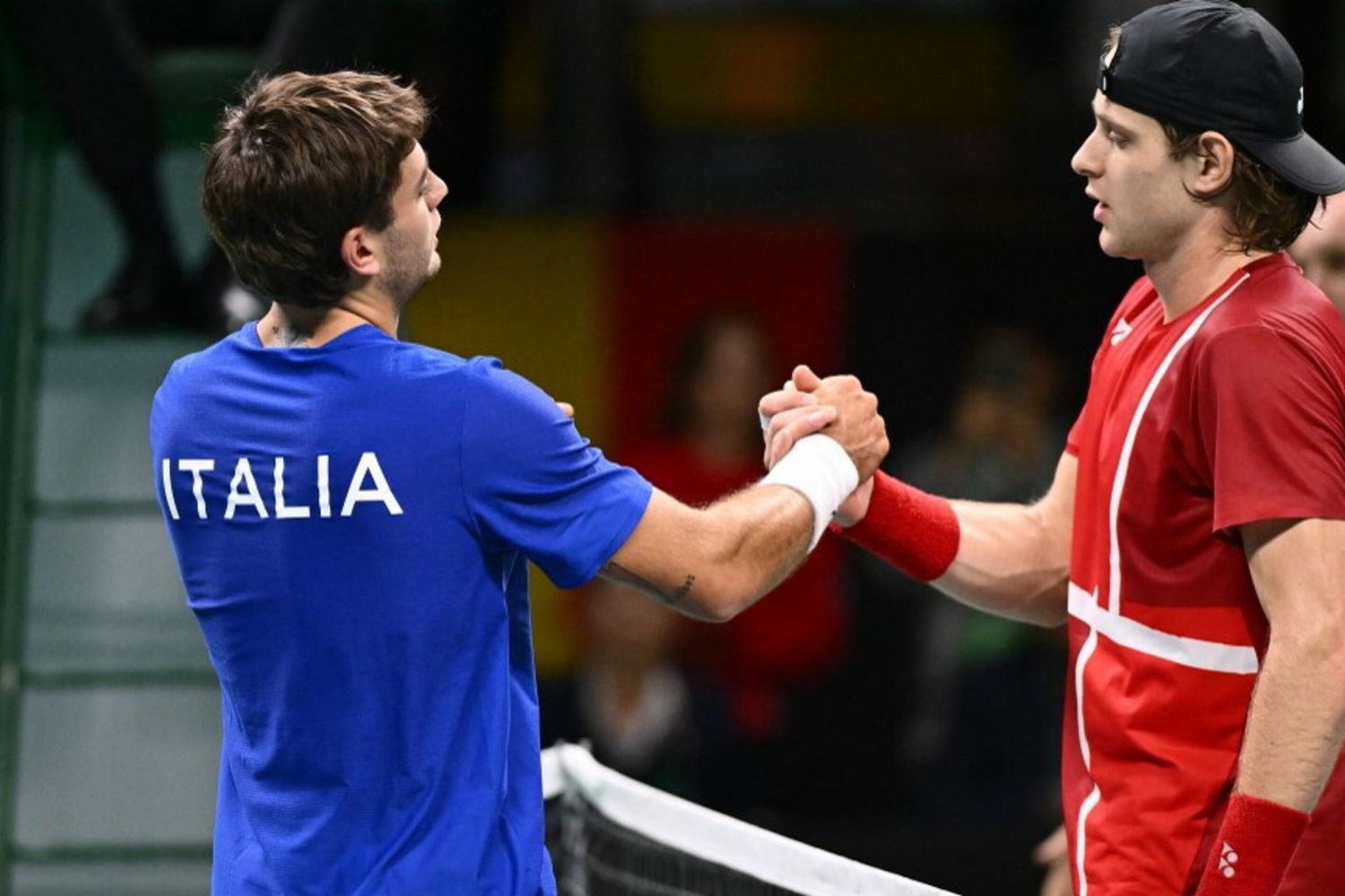 Flavio Cobolli saluta Zizou Bergs alla fine del match regala all'Italia la finale in Coppa Davis