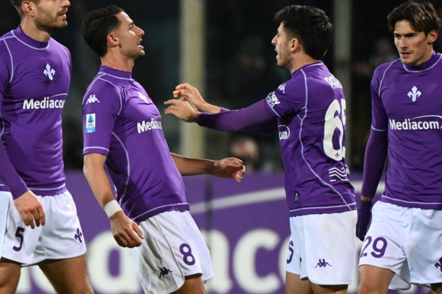 Rolando Mandragora festeggia il gol  del pareggio viola
