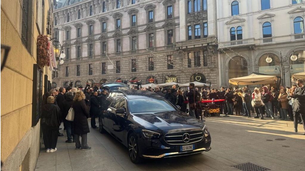 Il feretro di Ornella Vanoni arrivato al Teatro Piccolo di Milano