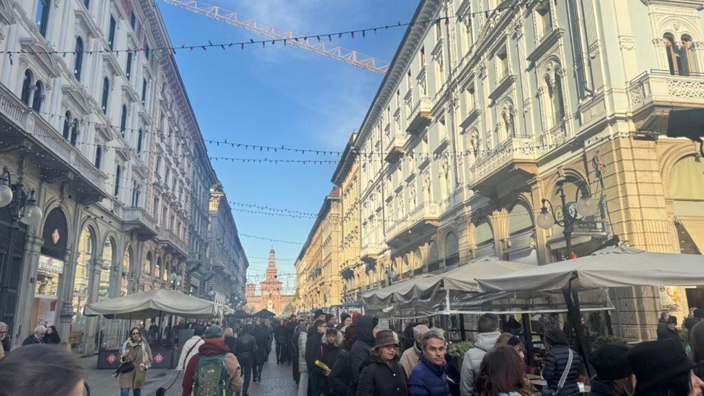 La lunga fila di persone per l'ultimo saluto a Ornella Vanoni